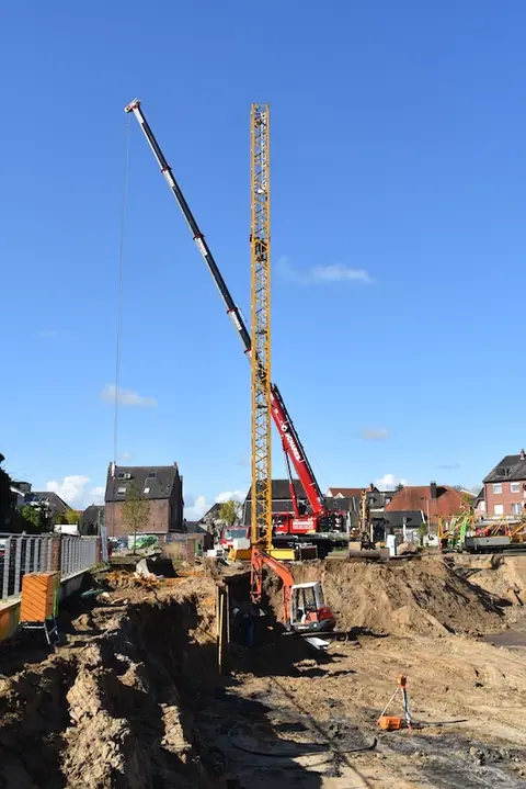 Stadthöfe Teil I: Kran aufstellen – Bild 1