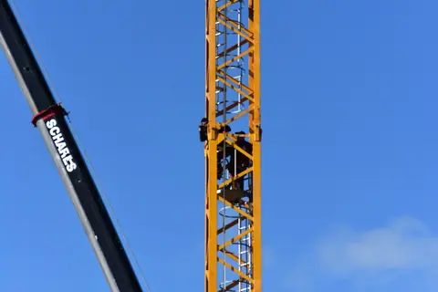 Stadthöfe Teil I: Kran aufstellen – Bild 3