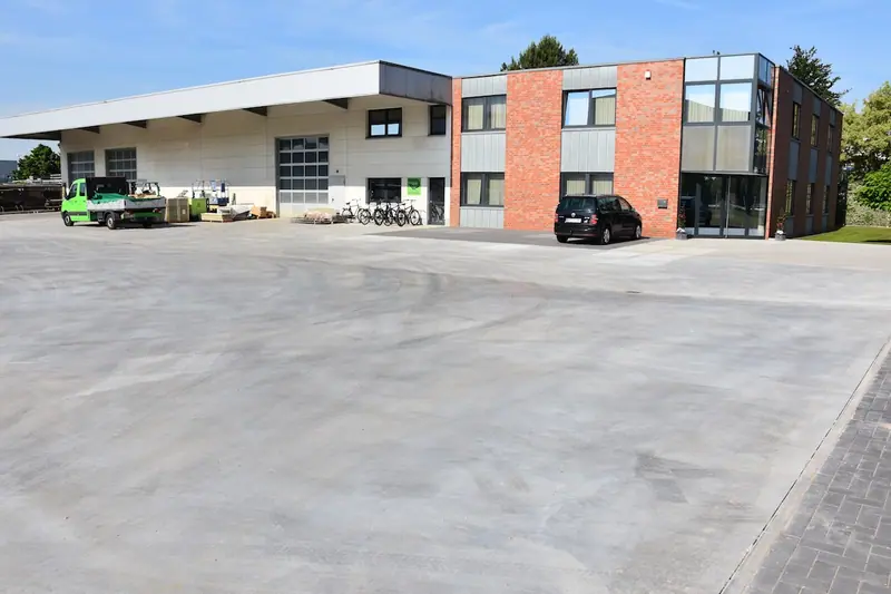 Vorplatz betoniert und gepflastert